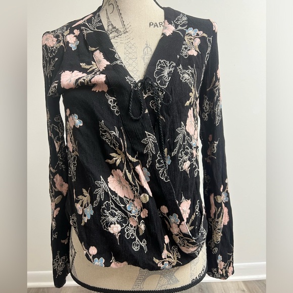 Black Floral Light Weight Blouse! - Picture 5 of 12
